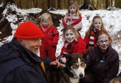 Huskies und Kinder bei den Eekholter Wolfsnächten